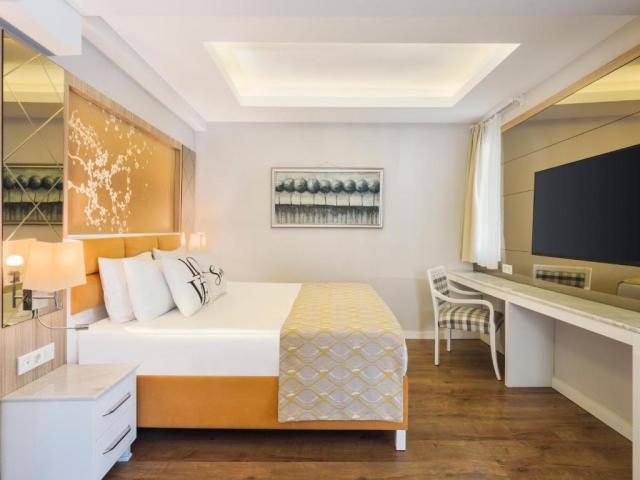 Standard Lake Room