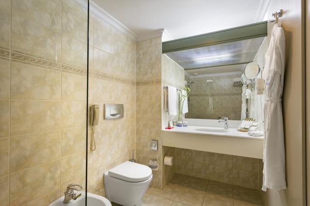 Bungalow Family Room 1 Bathroom
