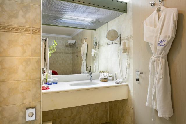 Bungalow Family Room 2 Bathroom