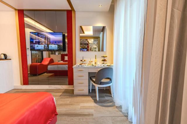 Deluxe Suite Side Sea View