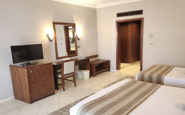 Regal Garden & Pool View Room 