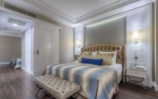 Deluxe Building Family Room