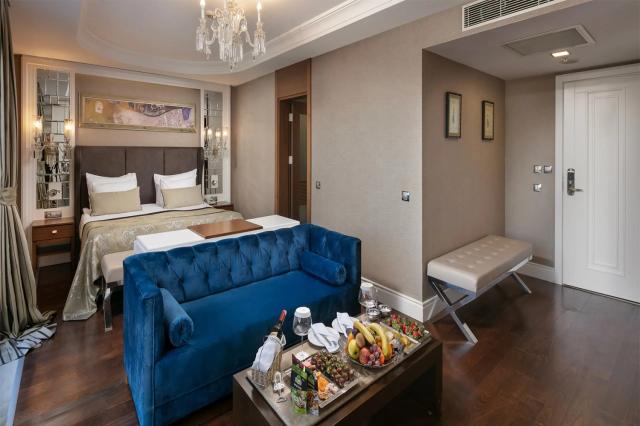 Deluxe One Bedroom Suite