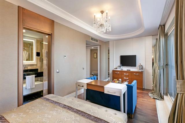 Deluxe One Bedroom Suite