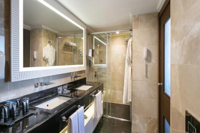 Deluxe One Bedroom Suite