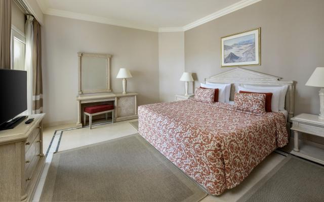 Junior Suite (2nd & 3rd Floor, Pool & Sea View) 