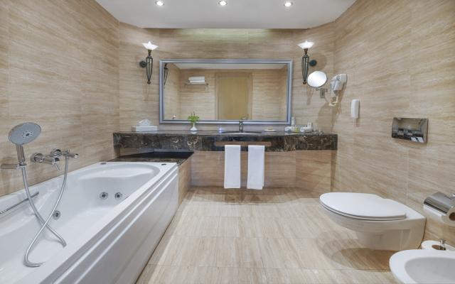 Junior Suite (2nd & 3rd Floor, Pool & Sea View) 