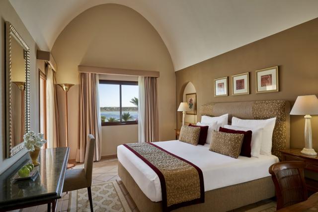 Junior Queen Suite Pool Or Sea View
