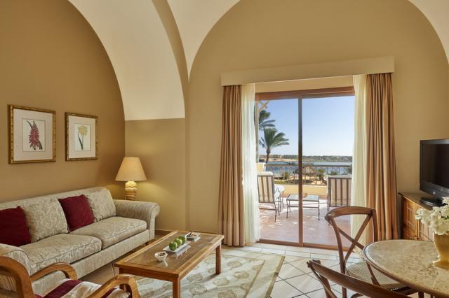 Junior Queen Suite Pool Or Sea View