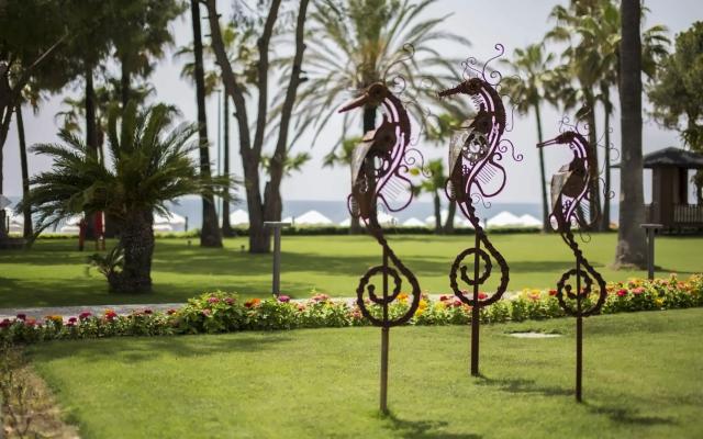 Acanthus & Cennet Barut Collection