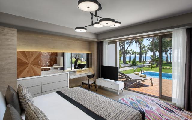Swim Up Room