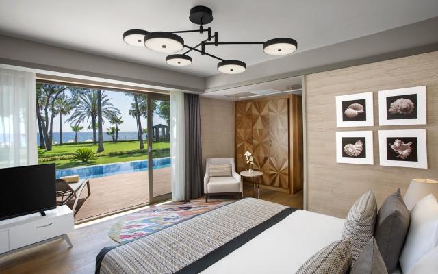 Swim Up Room