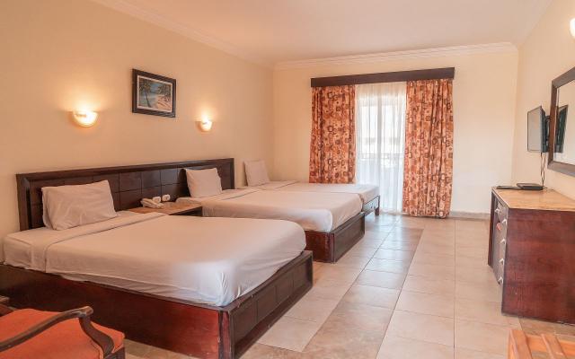 Deluxe Pool View Room 