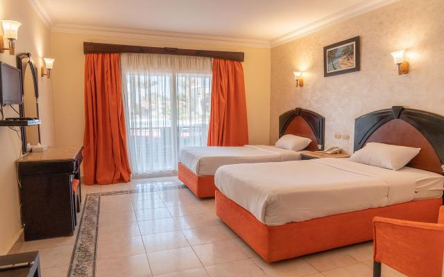 Standard Garden/Pool View Room