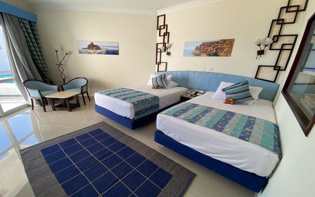 Superior Direct Pool Or Sea Side View