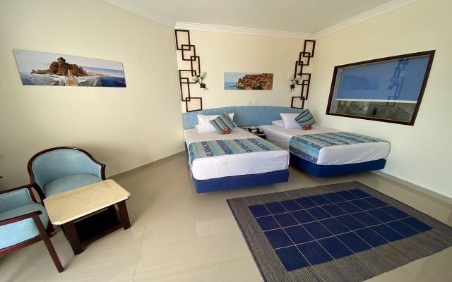 Superior Direct Pool Or Sea Side View