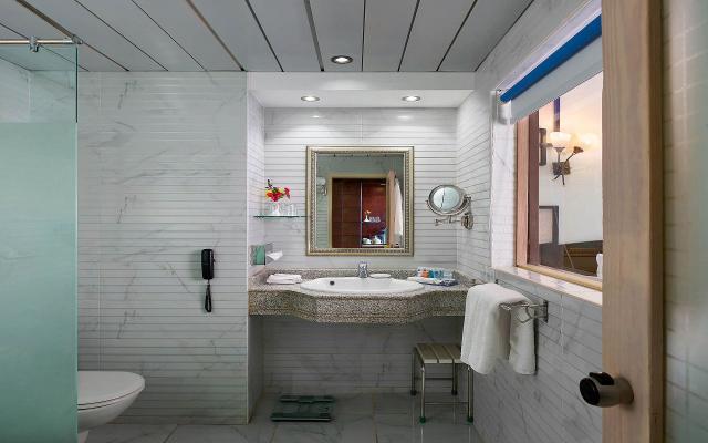 Superior Direct Pool Or Sea Side View