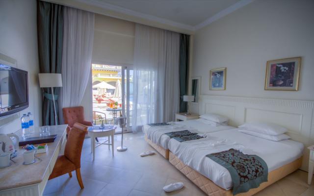Deluxe Pool View Room 