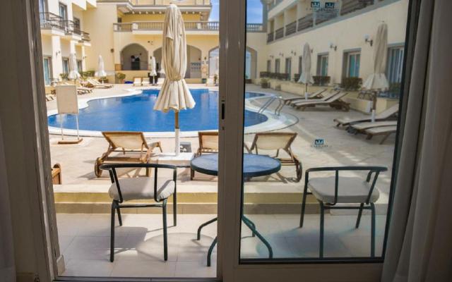 Deluxe Pool View Room 