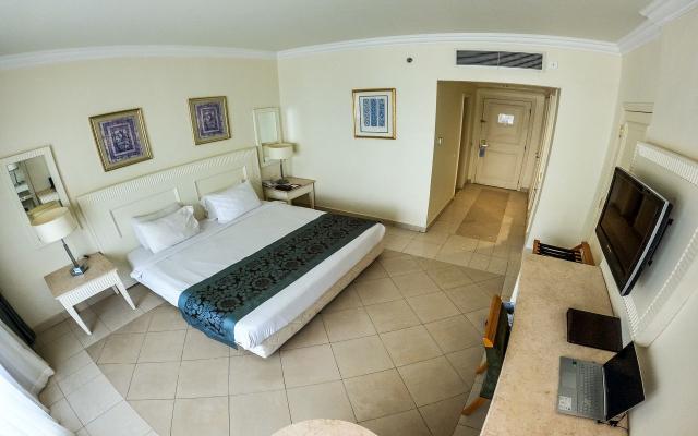 Deluxe Pool View Room 