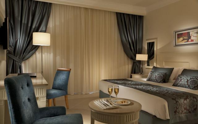 Deluxe Pool View Room 