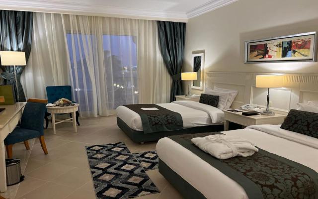 Deluxe Pool View Room 