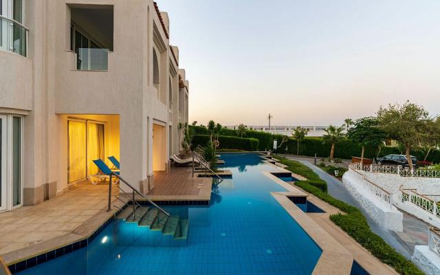 Signature Swim Up Suite 