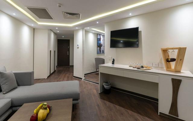 Signature Swim Up Suite 