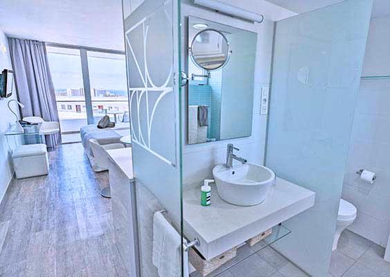 Junior Suite pool view