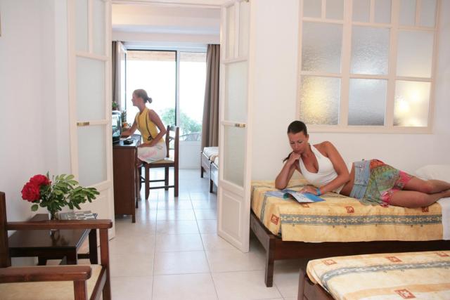 Family Room 1 Bedroom + 1 liv. room