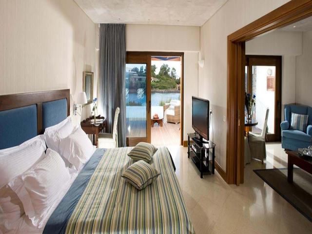 Junior Bungalow Suite Front Sea View Sharing a Pool