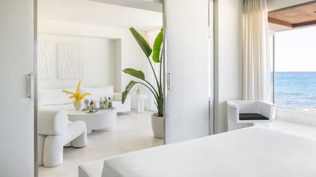 Luxury One Bedroom Suite with Frontal Sea View