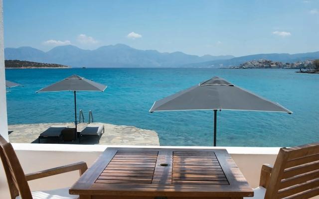 Minos Beach Art