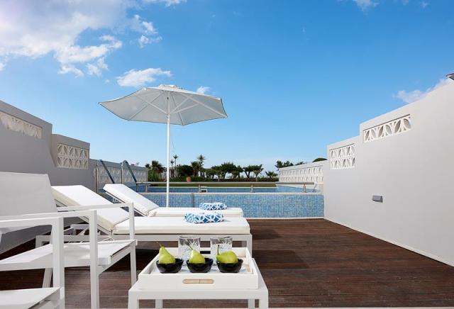 Mythos Swim Up Junior Suite Beach Front