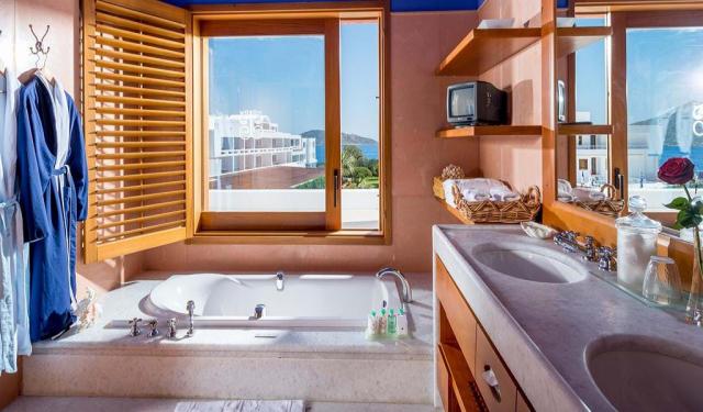 Luxury Hotel & Bungalow Suite Sea View