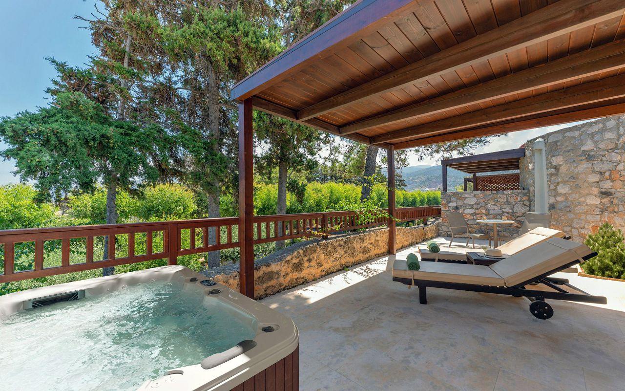 Bungalow With Outdoor Jacuzzi