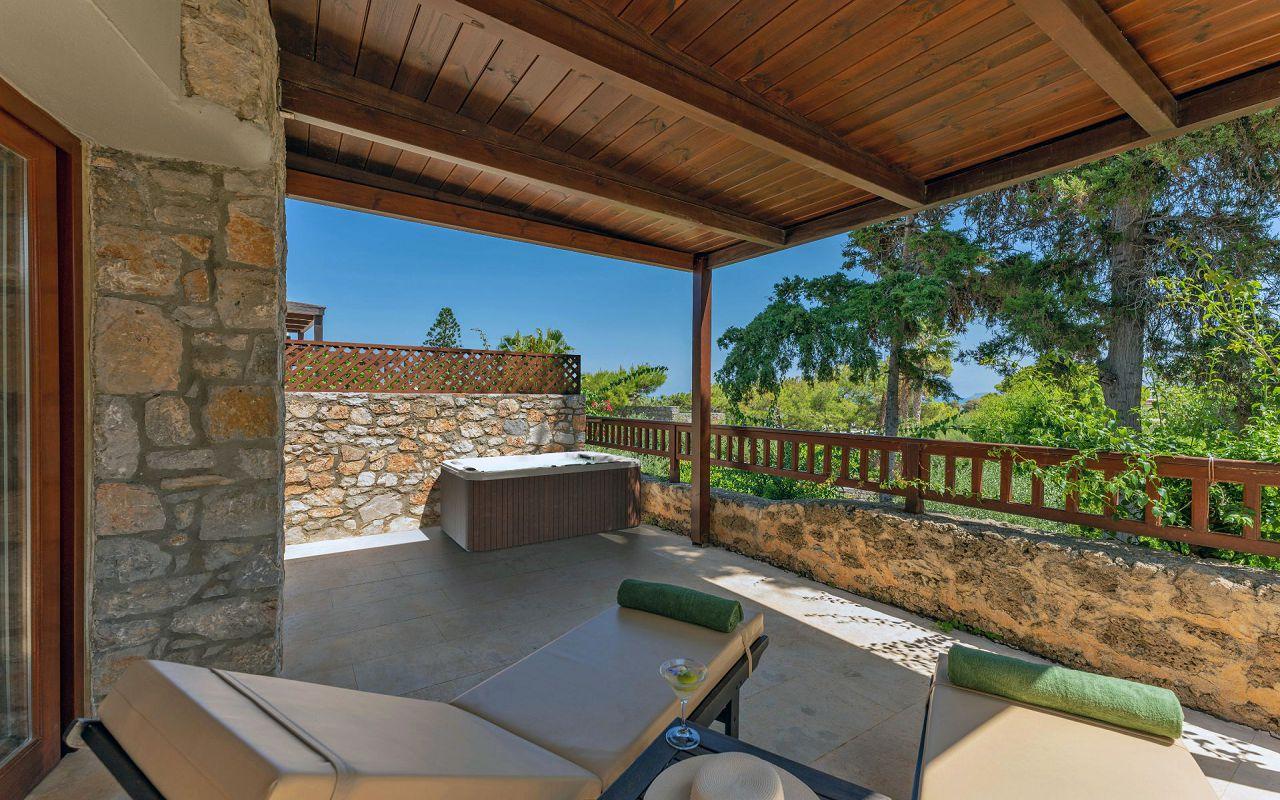 Bungalow With Outdoor Jacuzzi