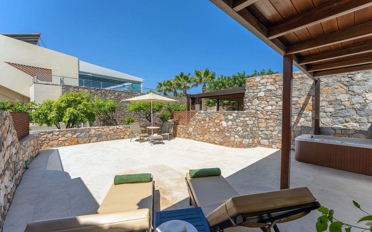 Bungalow With Outdoor Jacuzzi