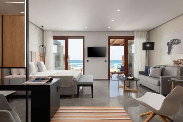 Junior Suite Sea Front Private Pool