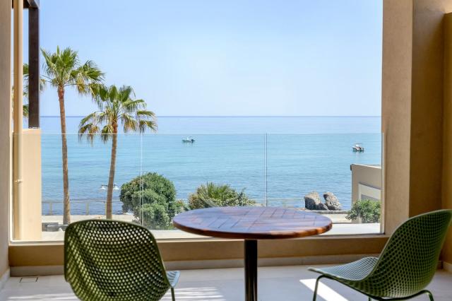 Family Room with 2 Bedrooms Sea View