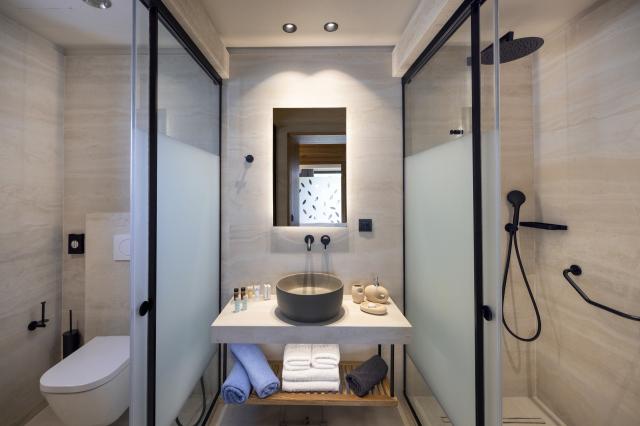Superior Semibasement with private pool