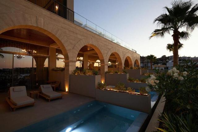 Black Pearl Maisonette with Plunge Pool Mountain View