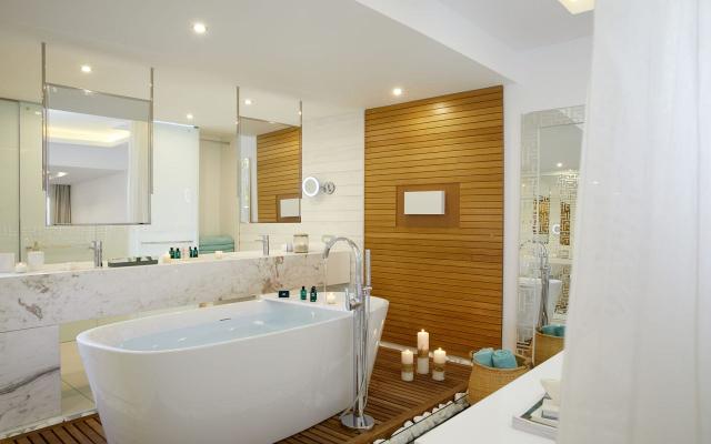 Suite With Jacuzzi Island Signature 1001 Nights Sea View (2+2)