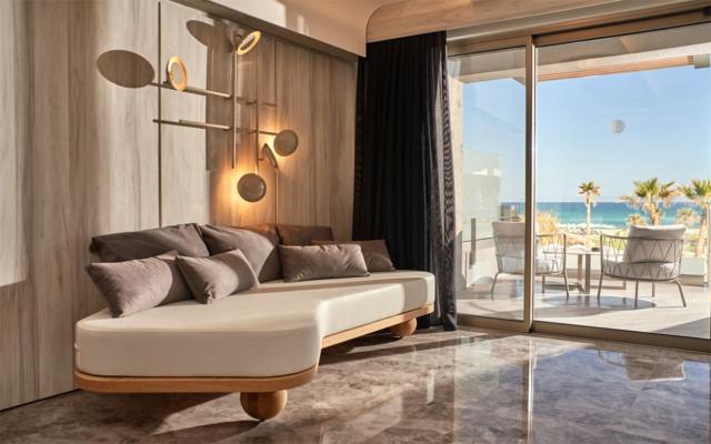 Master Suite with Jacuzzi & Sea View