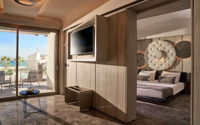 Master Suite with Jacuzzi & Sea View