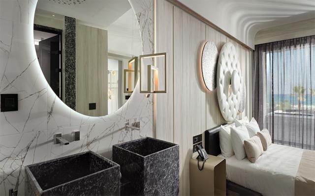 Master Suite with Jacuzzi & Sea View