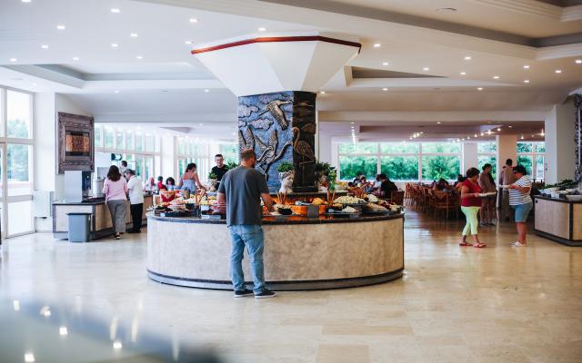 Cesars Resort Side