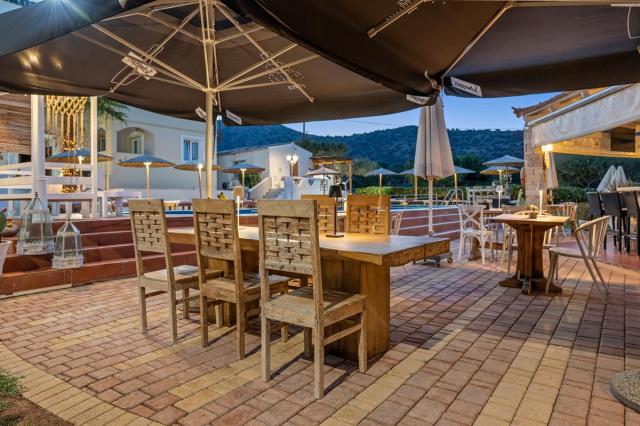 Nikos Apartments