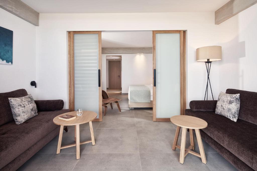 FAMILY ROOM INLAND VIEW