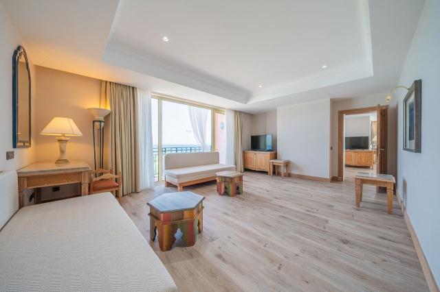 Mainbuilding Deluxe Suite Land